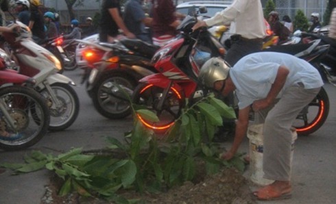 Cơn mưa trái mùa gây rối thành phố