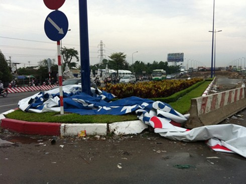 Cơn mưa trái mùa gây rối thành phố