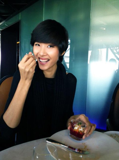 Hoàng Thùy hớn hở tạo dáng bên tháp Eiffel