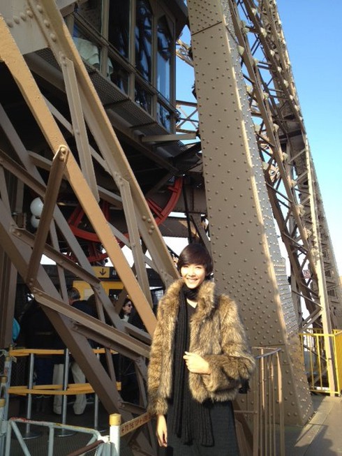 Hoàng Thùy hớn hở tạo dáng bên tháp Eiffel