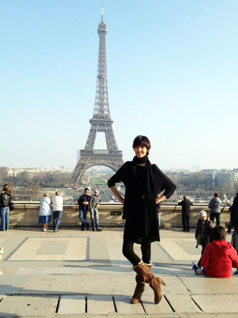 Hoàng Thùy hớn hở tạo dáng bên tháp Eiffel