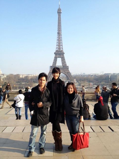 Hoàng Thùy hớn hở tạo dáng bên tháp Eiffel