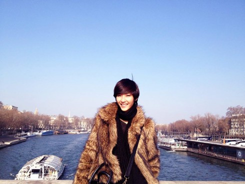 Hoàng Thùy hớn hở tạo dáng bên tháp Eiffel