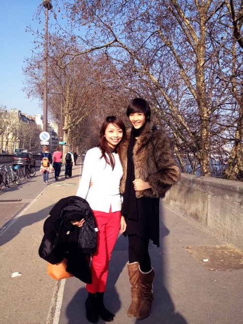 Hoàng Thùy hớn hở tạo dáng bên tháp Eiffel