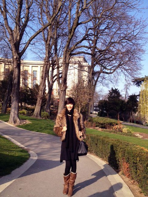 Hoàng Thùy hớn hở tạo dáng bên tháp Eiffel