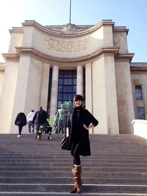 Hoàng Thùy hớn hở tạo dáng bên tháp Eiffel