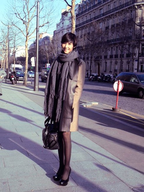 Hoàng Thùy hớn hở tạo dáng bên tháp Eiffel