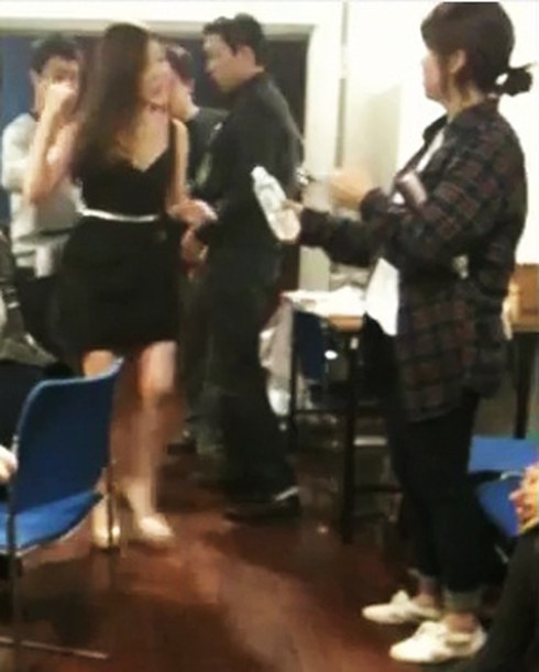 Hậu trường Music Bank: MinKyung hối hả thay đồ, HaeRi hồi hộp