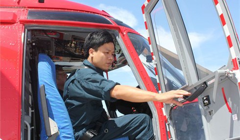 Bay huấn luyện cùng phi công trực thăng hải quân EC - 225