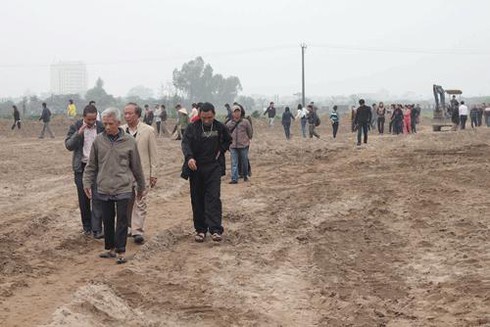 Dân bất bình vì chủ đầu tư khẳng định “không có mộ bị lấp”