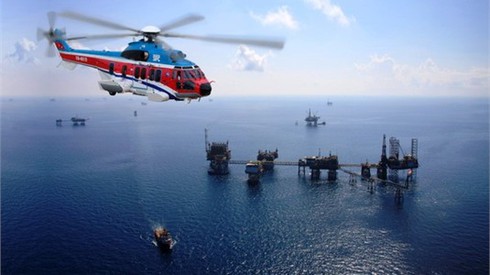 Bay huấn luyện cùng phi công trực thăng hải quân EC - 225