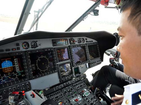 Bay huấn luyện cùng phi công trực thăng hải quân EC - 225