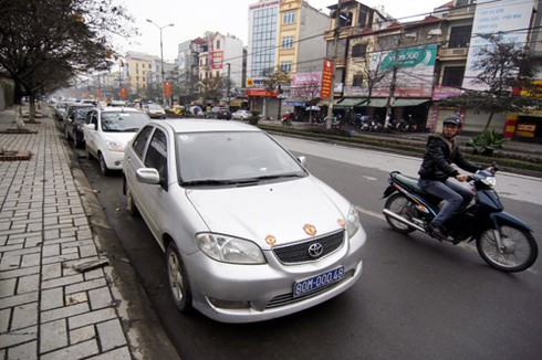 Ô tô đỗ tràn lan trên nhiều tuyến đường cấm ở Hà Nội