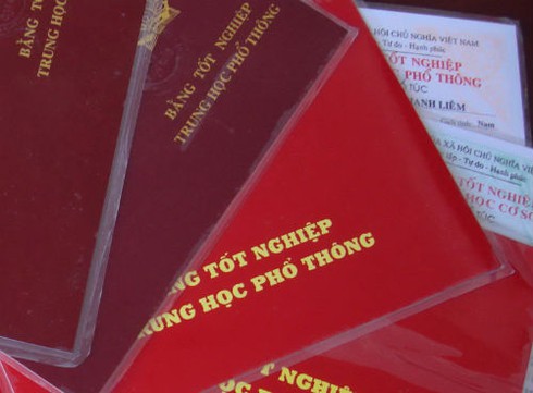 Bắt kẻ sản xuất và tiêu thụ 30 bằng cấp giả mỗi tháng