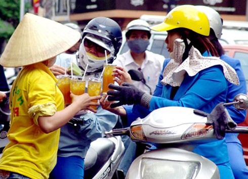 Thức uống vỉa hè pha từ... hóa chất `Made in China`
