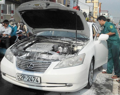 TP. HCM: Xe Lexus bốc cháy giữa đường