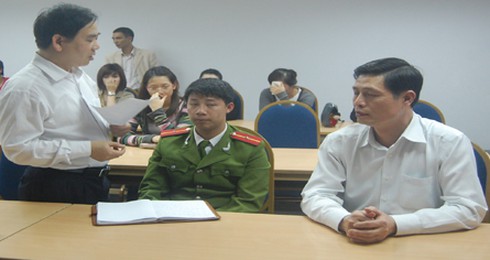 Phụ huynh, sinh viên bao vây `trường học` để đòi tiền