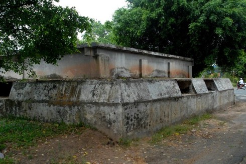 Thăm di tích lô cốt Mỹ - Ngụy tại ngã tư Đức Hòa, Long An