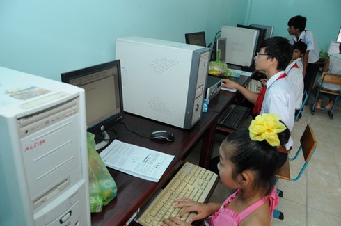 Học trò tiểu học lướt web “đạo” văn