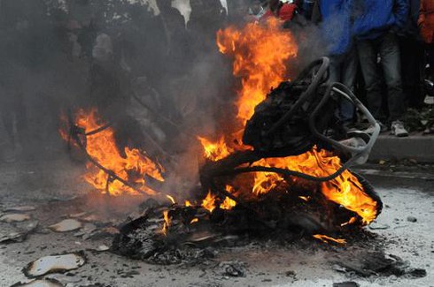 Xe Atllila bốc cháy ngùn ngụt trên phố Trần Nhân Tông