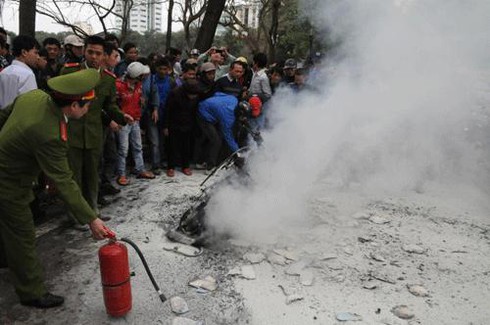 Xe Atllila bốc cháy ngùn ngụt trên phố Trần Nhân Tông