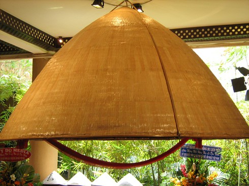 Chiêm ngưỡng chiếc nón lá bài thơ lớn nhất Việt Nam