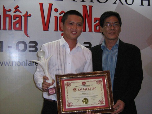 Chiêm ngưỡng chiếc nón lá bài thơ lớn nhất Việt Nam