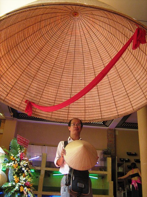 Chiêm ngưỡng chiếc nón lá bài thơ lớn nhất Việt Nam