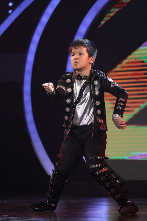 'Michael Jackson nhí' lạnh lùng trên sân khấu