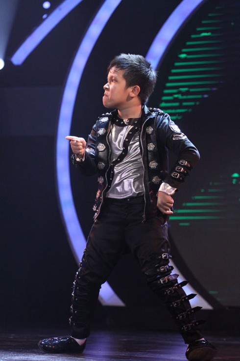 'Michael Jackson nhí' lạnh lùng trên sân khấu