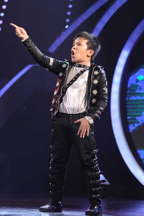 'Michael Jackson nhí' lạnh lùng trên sân khấu
