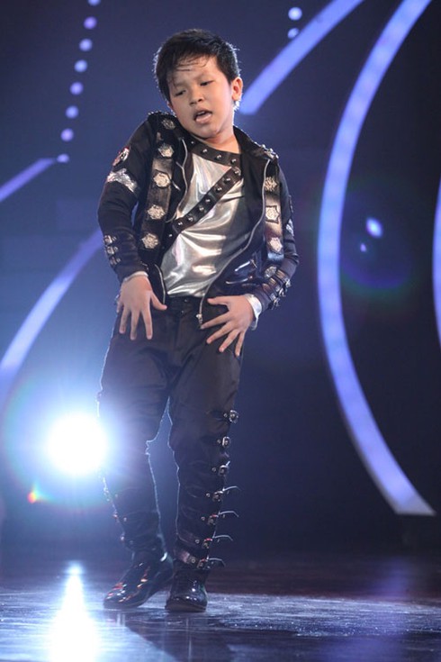 'Michael Jackson nhí' lạnh lùng trên sân khấu