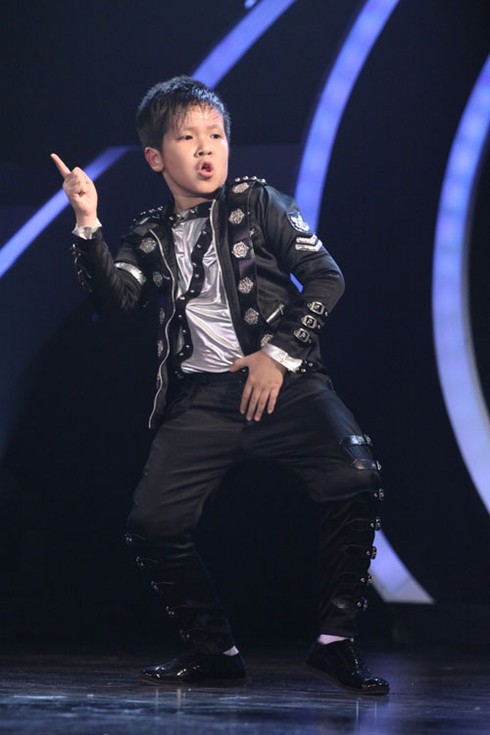 'Michael Jackson nhí' lạnh lùng trên sân khấu