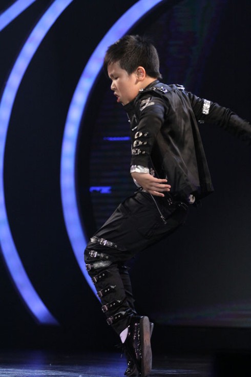 'Michael Jackson nhí' lạnh lùng trên sân khấu