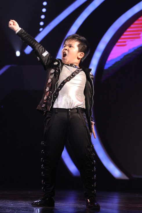 'Michael Jackson nhí' lạnh lùng trên sân khấu