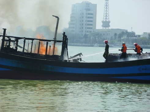 Đà Nẵng: Hỗ trợ tàu cá bị cháy trên sông Hàn 200 triệu đồng