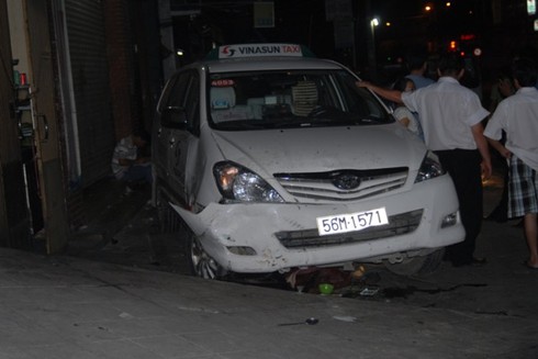 TP.HCM: Taxi kéo lê bé gái gần 5 mét