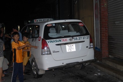 TP.HCM: Taxi kéo lê bé gái gần 5 mét