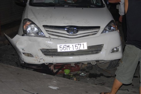 TP.HCM: Taxi kéo lê bé gái gần 5 mét