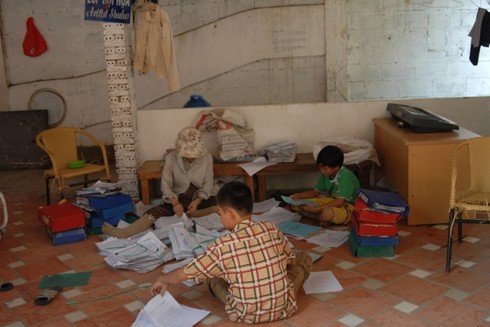 TP.HCM: Nhà đèn cắt điện, 20 người khuyết tật khốn cùng