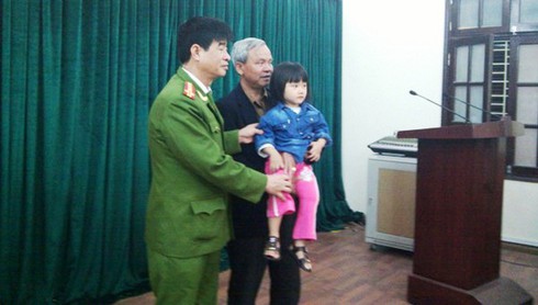 Bàn giao cháu bé 3 tuổi bị bắt cóc