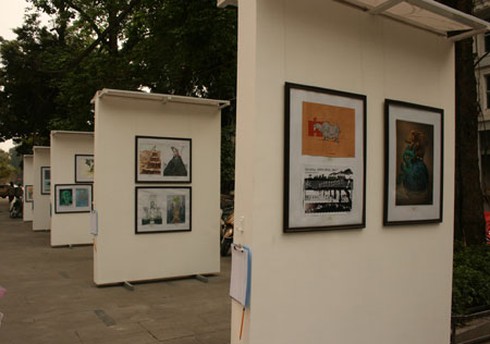 Biếm họa cũng ra... vỉa hè