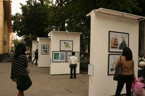 Biếm họa cũng ra... vỉa hè