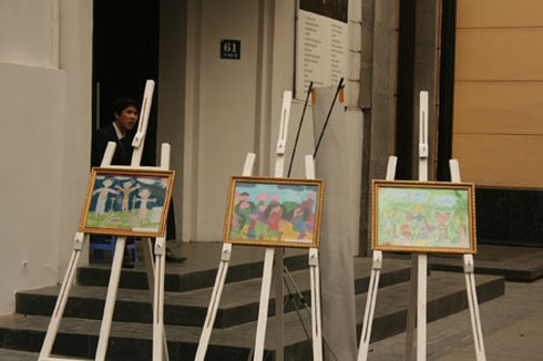 Biếm họa cũng ra... vỉa hè