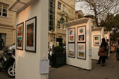 Biếm họa cũng ra... vỉa hè