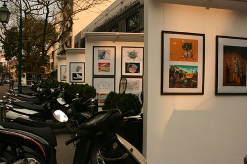 Biếm họa cũng ra... vỉa hè