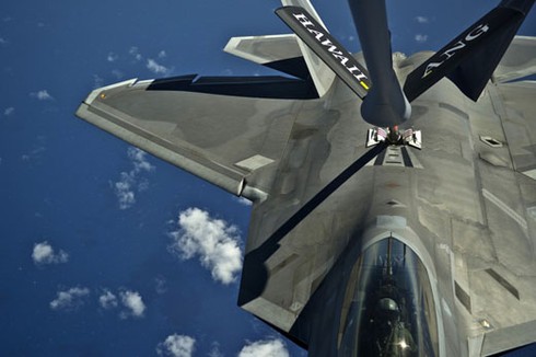 Ảnh siêu tiêm kích F-22A Raptor tiếp nhiên liệu trên bầu trời Hawaii