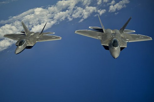 Ảnh siêu tiêm kích F-22A Raptor tiếp nhiên liệu trên bầu trời Hawaii