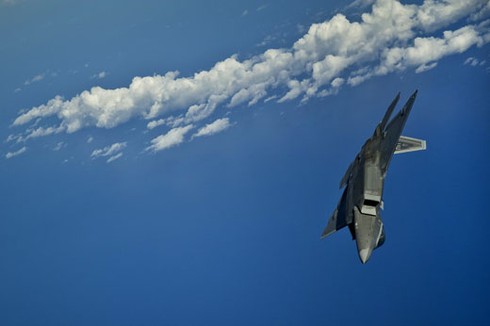 Ảnh siêu tiêm kích F-22A Raptor tiếp nhiên liệu trên bầu trời Hawaii