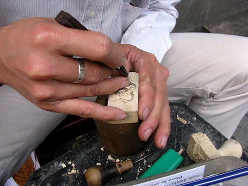 Độc đáo nghề khắc dấu Hà thành